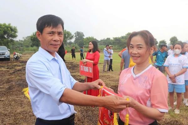 Sơn Ninh khai mạc giải bóng đá Nữ chào mừng kỷ niệm 70 năm thành lập xã