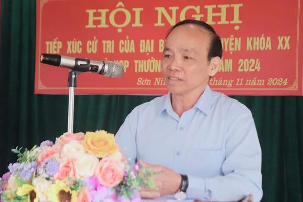 Đồng chí Nguyễn Viết Dũng tiếp xúc cử tri xã Sơn Ninh